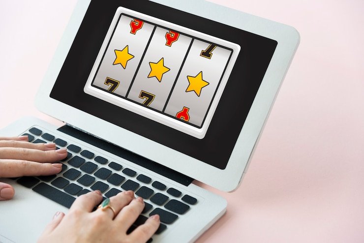 Visualisasi pengguna mengakses platform hiburan digital melalui ponsel pintar di Indonesia